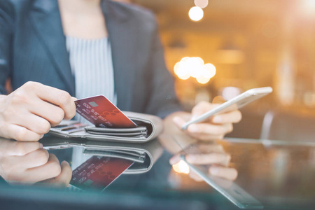 收费低的信用卡帮忙还款app（刷卡还款1万收费80）