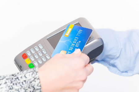 不带信用卡手机app刷卡的方法【所谓的无卡刷信用卡】